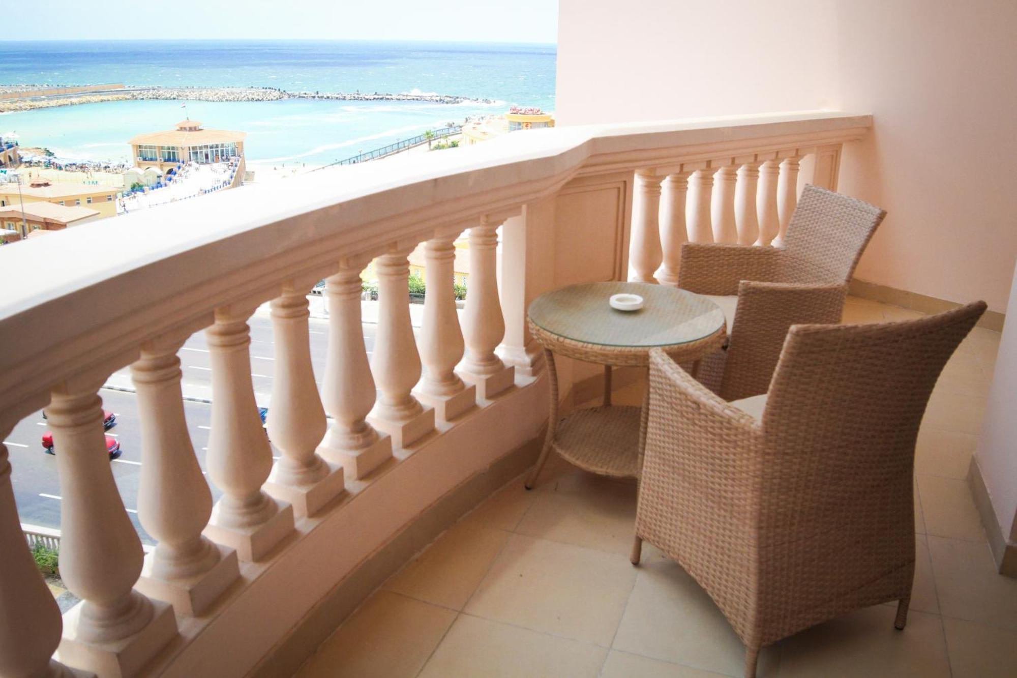 Tolip Hotel Александрия Екстериор снимка Balcony of a luxury hotel